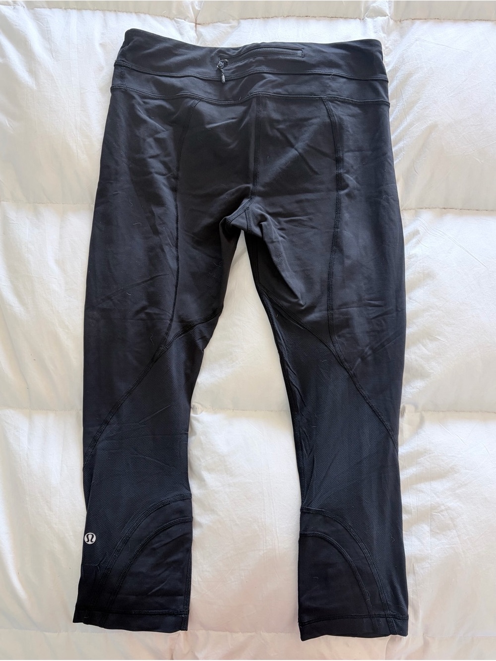 Lululemon Womens Size 6 Black Capri Leggings with Logo
